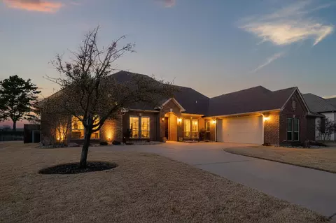 1902 Melbourne Dr, Pantego, TX 76013