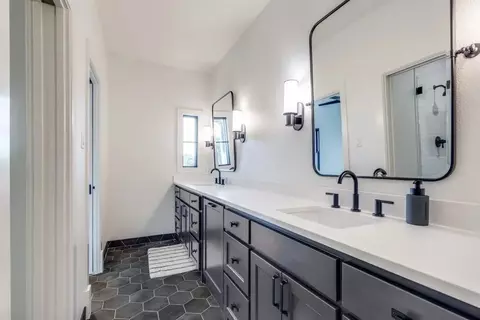 Bath - 7321 Bright Pl, Pilot Point, TX 76258 photo 4 of 4