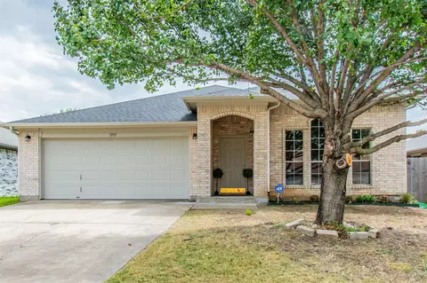 1937 Fox Meadow Trl, Grand Prairie, TX 75052