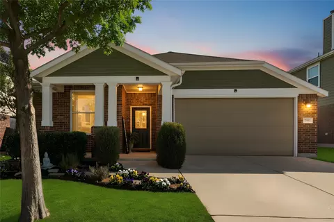 7902 Red Moon Trl, Fort Worth, TX 76131