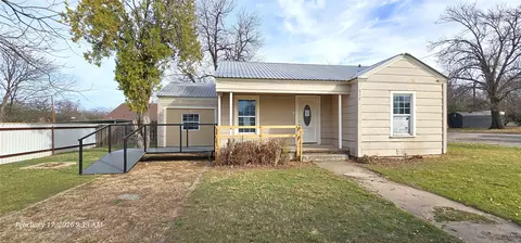 317 E 10th St, Coleman, TX 76834
