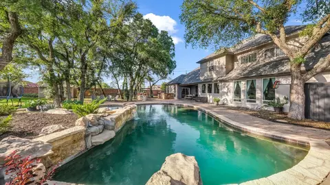 100 Oakview Dr, Hudson Oaks, TX 76087