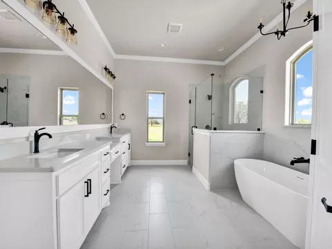 Bath - 1600 Thomas Rd, Springtown, TX 76082 photo 1 of 4