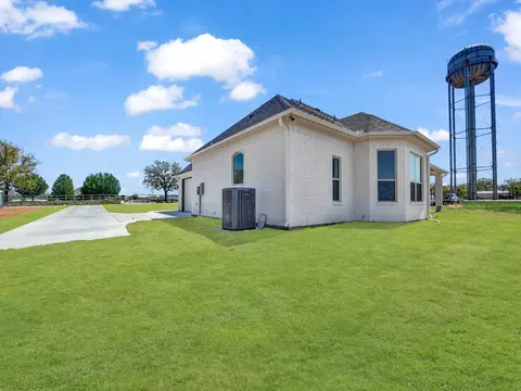 Exterior - 1600 Thomas Rd, Springtown, TX 76082 photo 4 of 5