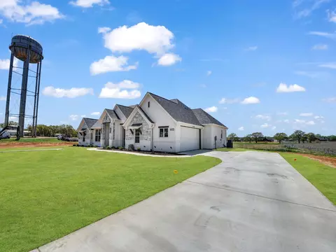 Exterior - 1600 Thomas Rd, Springtown, TX 76082 photo 3 of 5