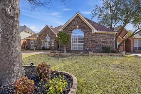 2221 Templeton Dr, Arlington, TX 76006