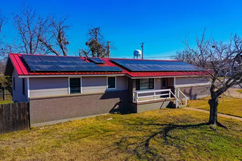 202 N 10th St, Jacksboro, TX 76458