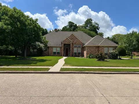 1810 Plum Creek Dr, Midlothian, TX 76065