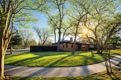 900 Treasure Rd, Garland, TX 75041