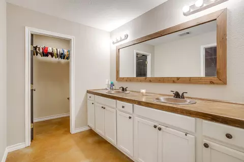 Bath - 301 Willow Cir, Springtown, TX 76082 photo 1 of 5