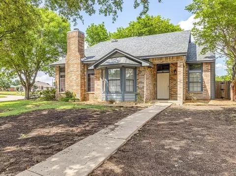 863 Valleybrooke Dr, Arlington, TX 76001