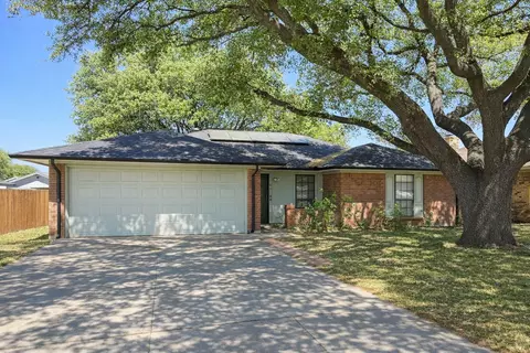 2820 Whitehurst Dr, Fort Worth, TX 76133