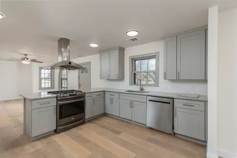 833 W Live Oak St, Jacksboro, TX 76458