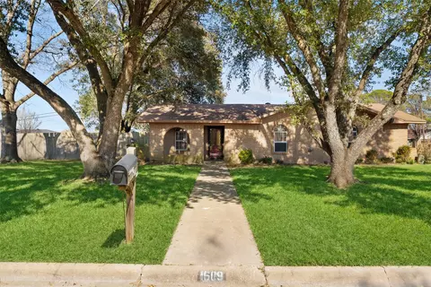 1619 Anthony St, Kaufman, TX 75142