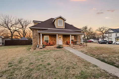115 D St, Whitesboro, TX 76273