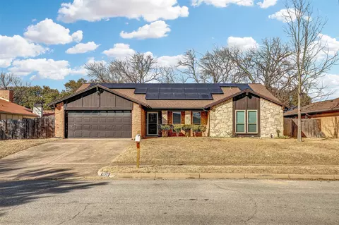 9928 Edmund Dr, Benbrook, TX 76126