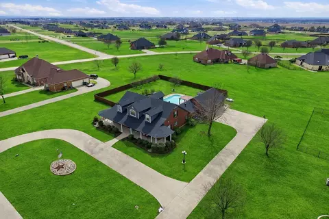 1072 W Secretariat Dr, Terrell, TX 75160