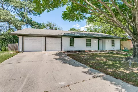 933 Charleston Ct, Bedford, TX 76022