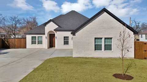 1271 E Myrtle St, Fort Worth, TX 76104