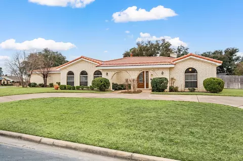 137 E Louella Dr, Hurst, TX 76054