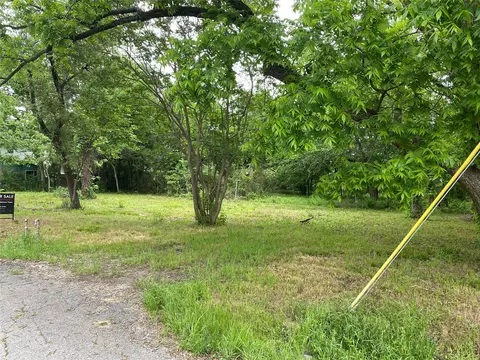 102 Elm St, Bonham, TX 75418