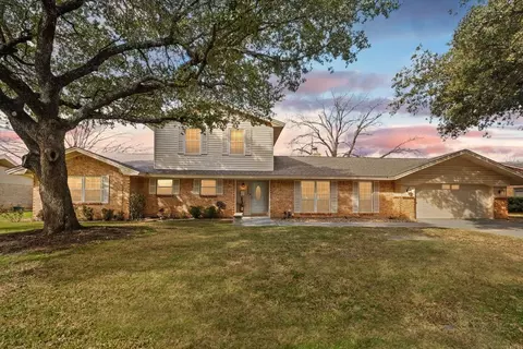 4013 Golden Oaks Dr, Haltom City, TX 76117
