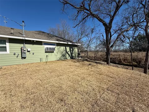 1704 E 3rd St, Lampasas, TX 76550 photo 3