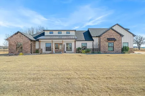 2055 Eastfield Dr, Wills Point, TX 75169
