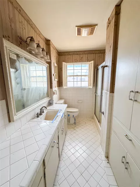 Bath - 1005 N 7th St, Haskell, TX 79521 photo 1 of 3