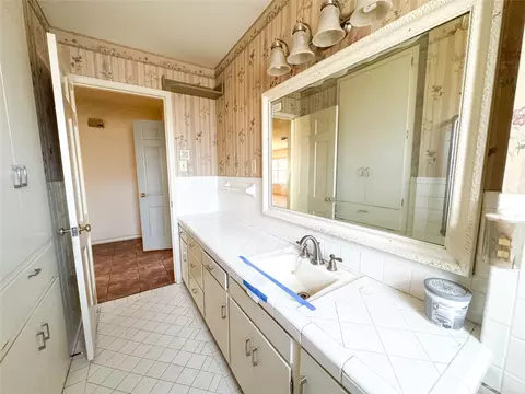 Bath - 1005 N 7th St, Haskell, TX 79521 photo 2 of 3