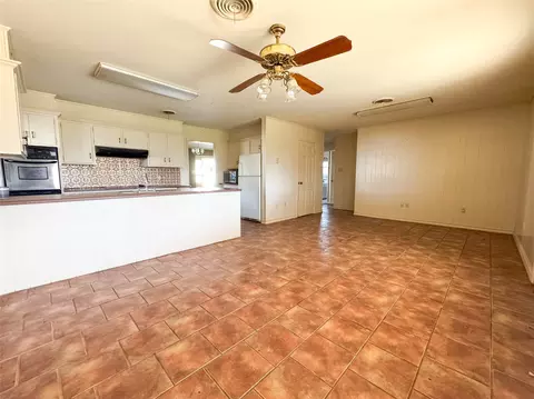 Living - 1005 N 7th St, Haskell, TX 79521 photo 4 of 5