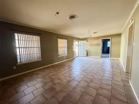 Living - 1005 N 7th St, Haskell, TX 79521 photo 2 of 5