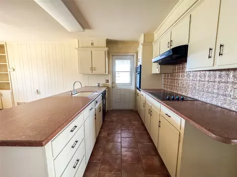 Kitchen - 1005 N 7th St, Haskell, TX 79521 photo 2 of 4