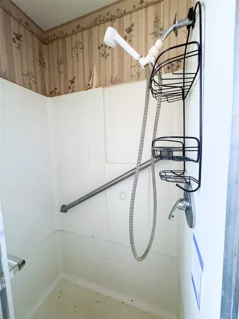 Bath - 1005 N 7th St, Haskell, TX 79521 photo 3 of 3