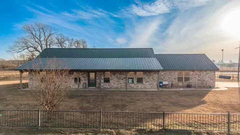 670 Farm Road 196 N, Blossom, TX 75416