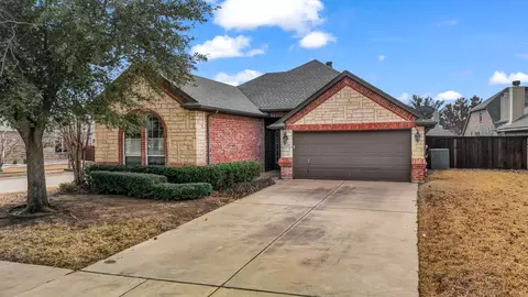 8228 Fall Crest Dr, Hurst, TX 76053