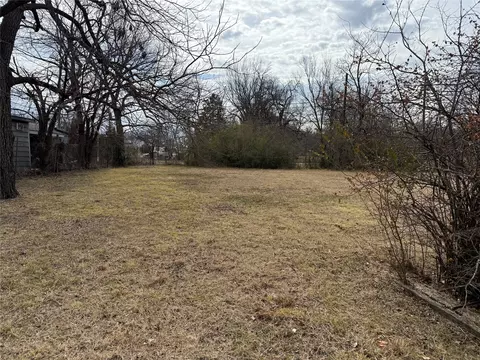 228 E Nelson St, Denison, TX 75021 photo 4
