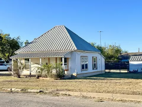 301 E 10th St, Coleman, TX 76834