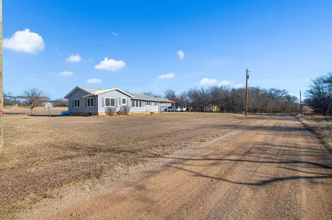 305 Cheyenne Dr, Runaway Bay, TX 76426
