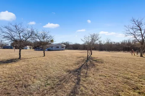 305 Cheyenne Dr, Runaway Bay, TX 76426