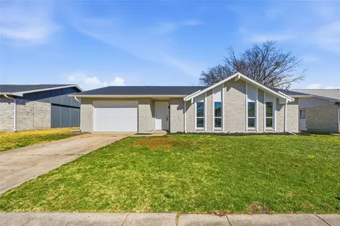514 Country Ln, Grand Prairie, TX 75052