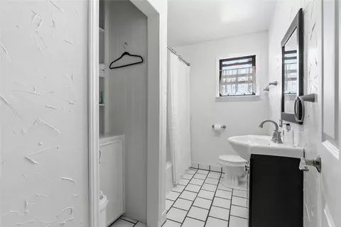 Bath - 9213 Wilson Rd, Pilot Point, TX 76258 photo 4 of 5