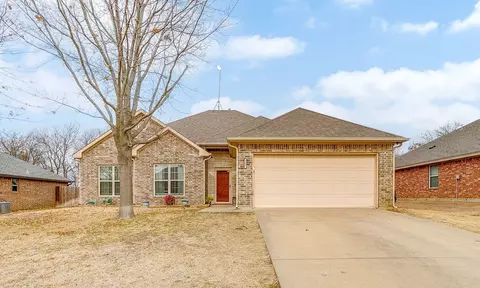 707 Brandt St, Grandview, TX 76050
