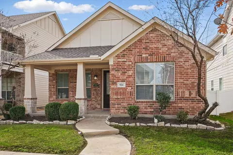 924 Charleston Ln, Savannah, TX 76227