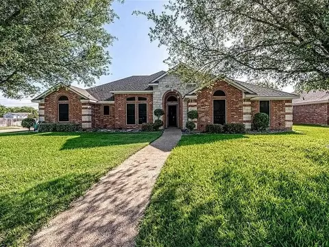 1100 Heatherwood Dr, Hewitt, TX 76643