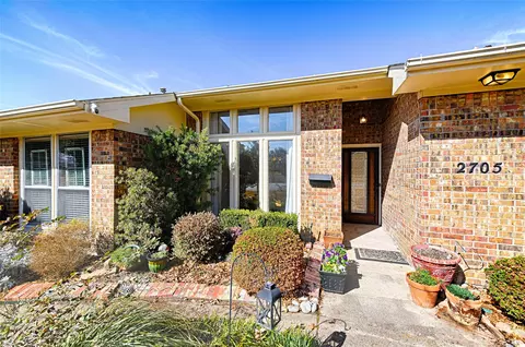 2705 Country Place Dr, Carrollton, TX 75006