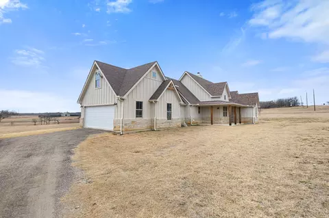 476 Silver Leaf Dr, Sunset, TX 76270