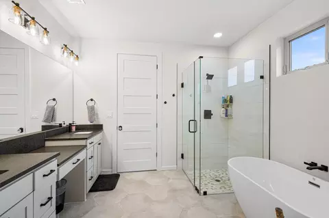 Bath - 476 Silver Leaf Dr, Sunset, TX 76270 photo 1 of 6