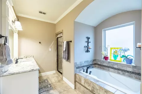 Bath - 8209 Cimarron Trl, Abilene, TX 79606 photo 2 of 10