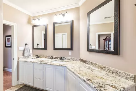 Bath - 8209 Cimarron Trl, Abilene, TX 79606 photo 7 of 10